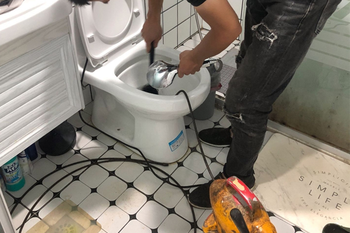 可克达拉疏通下水道