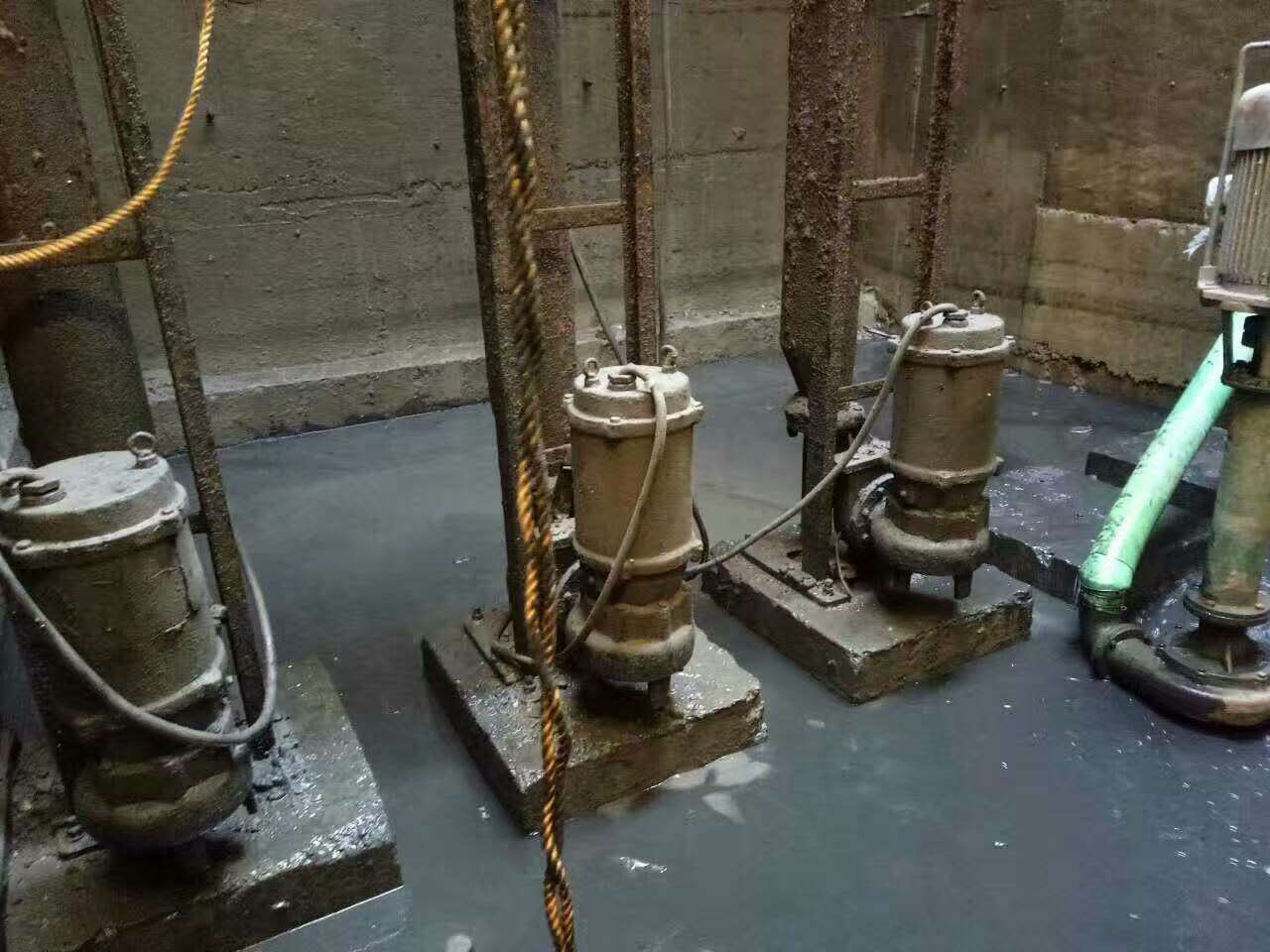 可克达拉污水池清理