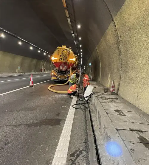 可克达拉隧道排水渠清淤